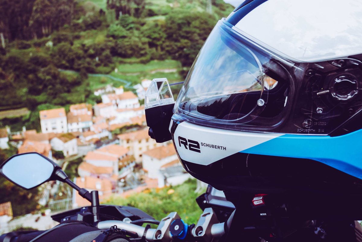 casque de moto bleu blanc et noir