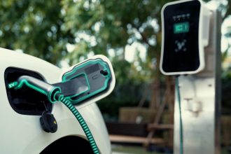 Bornes de recharge en parking public : ce que la loi impose désormais aux gestionnaires