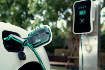 Bornes de recharge en parking public : ce que la loi impose désormais aux gestionnaires