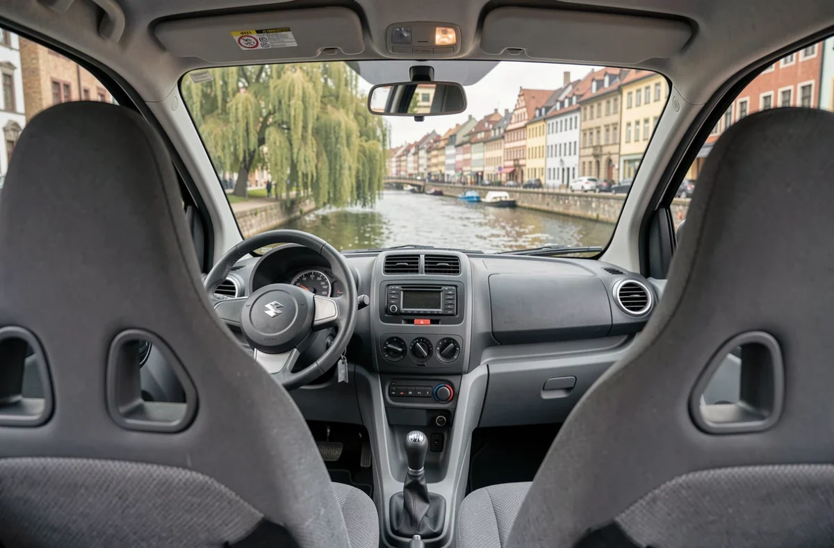 Intérieur sobre et compact d'une voiture sans permis avec vue sur un canal de Strasbourg à travers le pare-brise