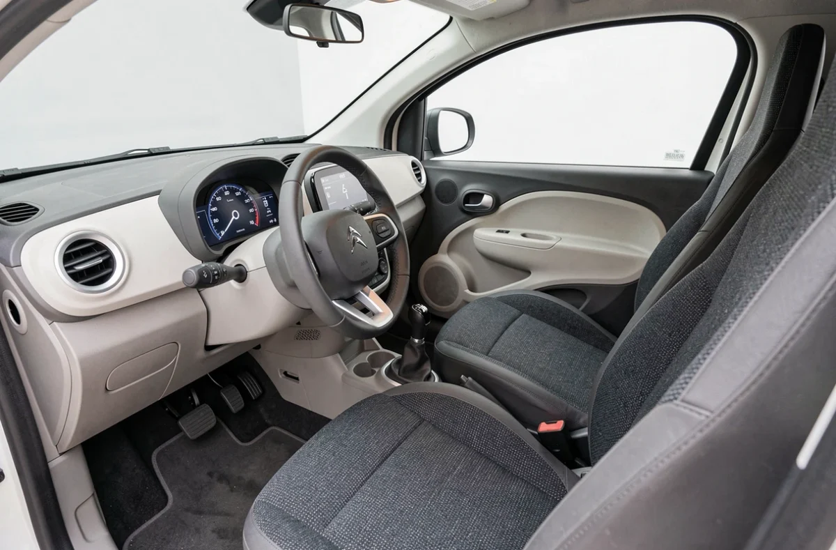 Intérieur minimaliste d'une voiture sans permis électrique Citroën avec tableau de bord numérique