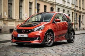 Voiture sans permis GTI rouge garée dans une rue urbaine avec carrosserie sportive et jantes stylisées