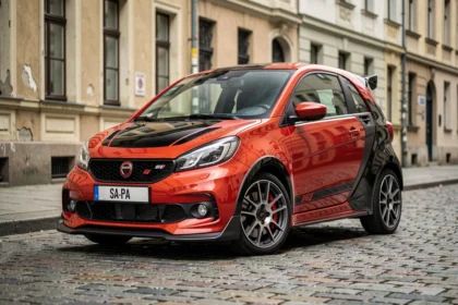 Voiture sans permis GTI rouge garée dans une rue urbaine avec carrosserie sportive et jantes stylisées
