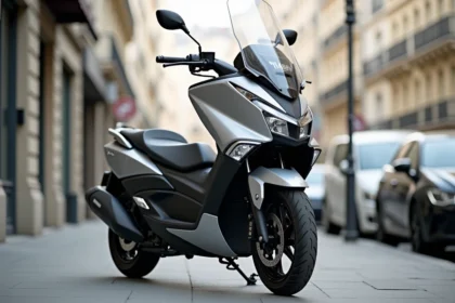 Yamaha TMAX 750 d'occasion garé sur un trottoir parisien, vue 3/4 avant montrant l'état général du scooter avec des traces d'usure réalistes